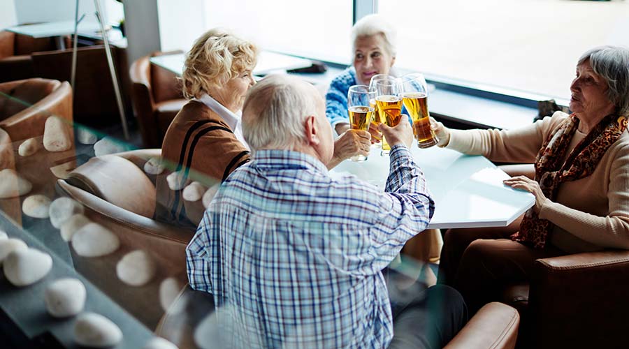 Cinco motivos para tomar una cerveza con los abuelos