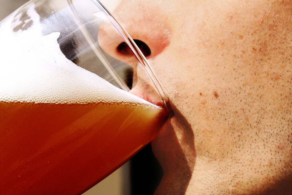 Los trabajadores de Compañía Cervecera destinarán a la hostelería los 30.000 euros de su encuentro anual
