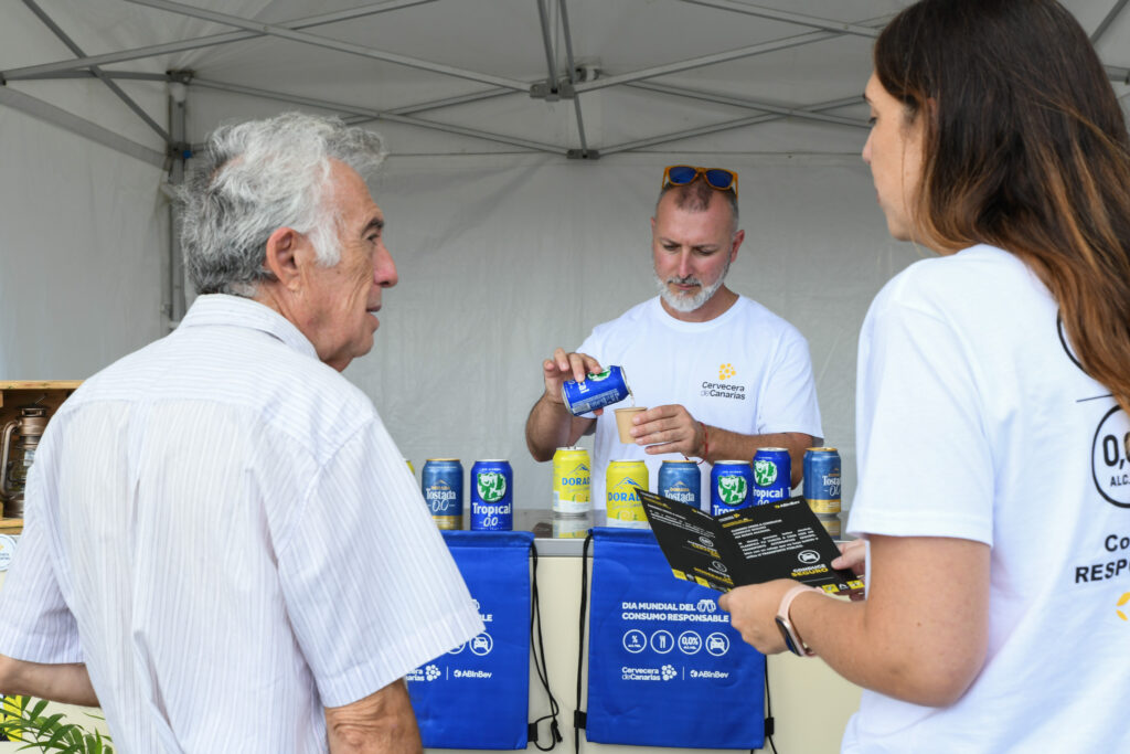 Cervecera de Canarias pone en marcha una campaña de consumo responsable en las dos capitales canarias