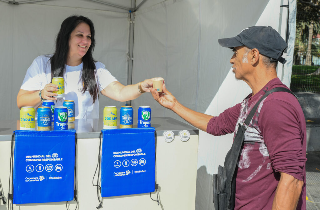 Cervecera de Canarias pone en marcha una campaña de consumo responsable en las dos capitales canarias