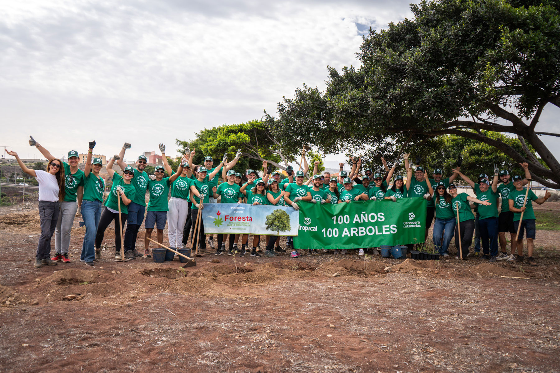 Tropical pone el broche a la celebración de su centenario con una acción medioambiental en la capital grancanaria